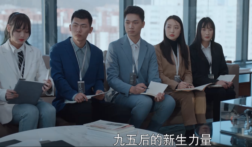 国产剧又见老少恋，靳东新剧男配比女配大20岁，感情戏令人不适