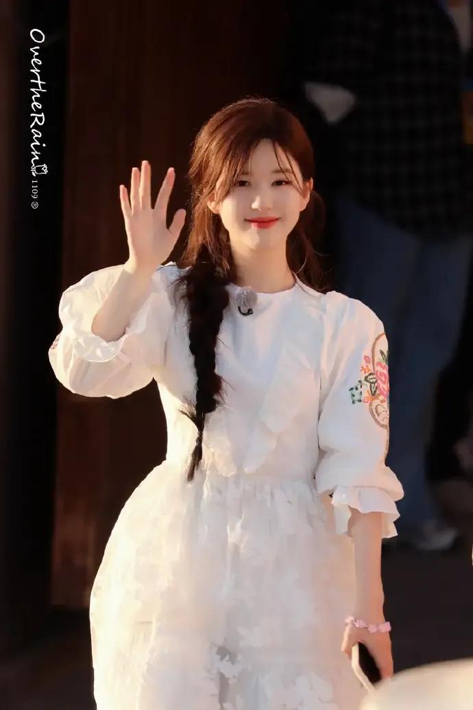 夏天就是要穿白裙子，赵露思甜美挥手