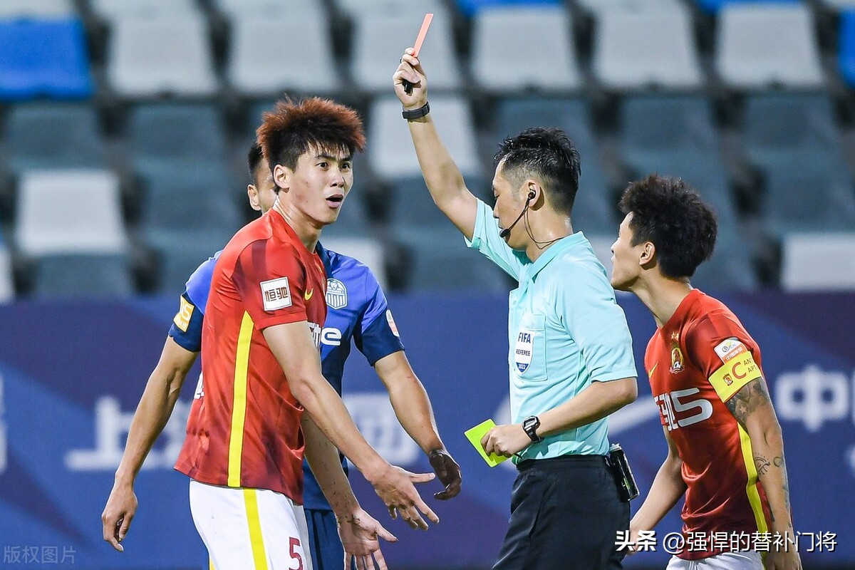 足球场上什么情况下直接出示黄牌（在足球比赛中，以下哪种做法会被判红牌？蚂蚁庄园今日答案）