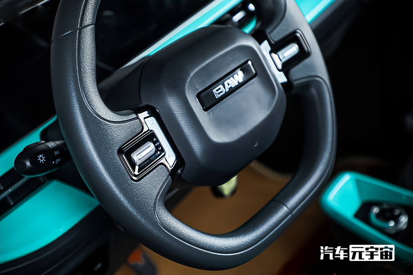 北汽盯上五菱宏光MINI了！空间大很多，卖3.39万会火吗？