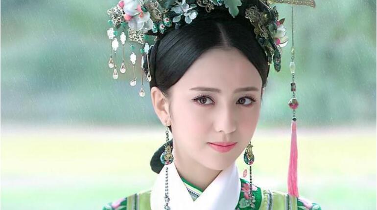 佟丽娅饰演的“年妃”，比蒋欣在《甄嬛传》里华妃更让人心疼