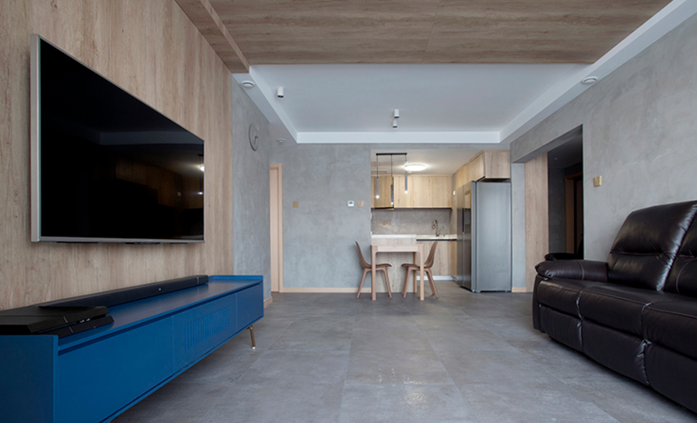 这是我见过最高级的工业风装修，卧室做抬高，既简单又大气