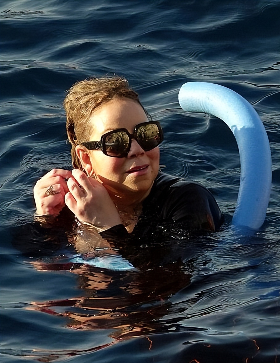 “花蝴蝶”玛利亚凯莉亮相胖得认不出！和鲜肉男友度假，成大妈了