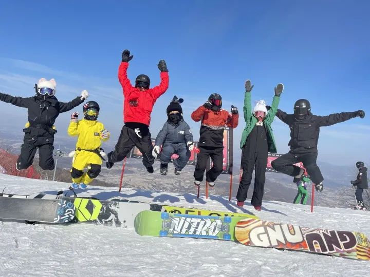 一套中等的滑雪用具大约多少钱（谷爱凌同款卖疯了！上万起步的滑雪装备你入坑了吗？）-趣拿体育