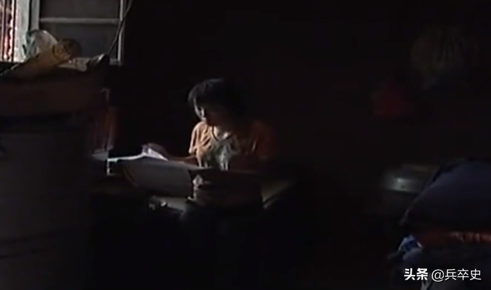 2010年，河南18岁少女“工地”搬水泥赚学费，家里穷的盐都买不起