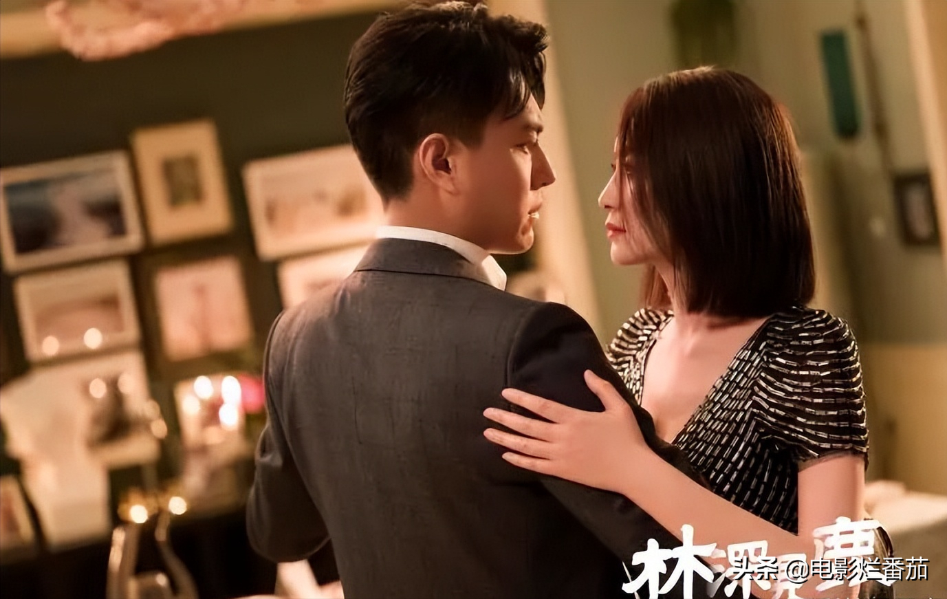 首播当晚，双卫视冠亚军，霸总靳东和“作女”李小冉的CP配一脸