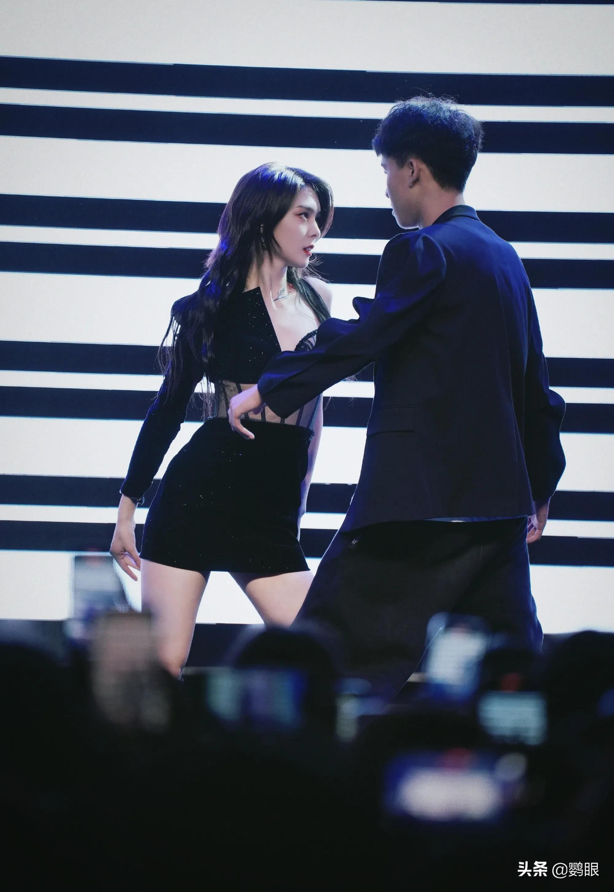 傅菁音乐会活力四射，疤痕上盛开出玫瑰，超美，超酷，超浪漫