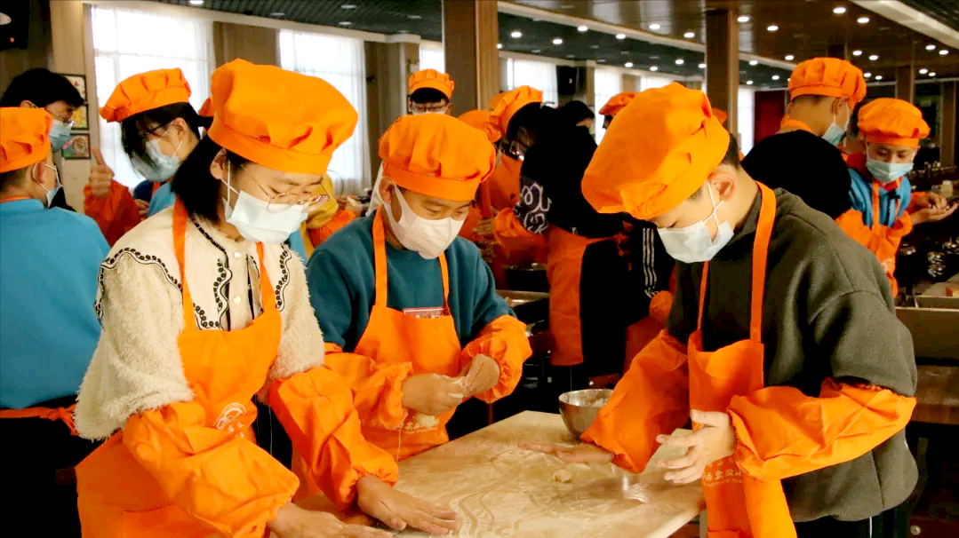 10000+饺子滚滚而来——闻励师生包饺子，话饺子，团团围坐吃饺子