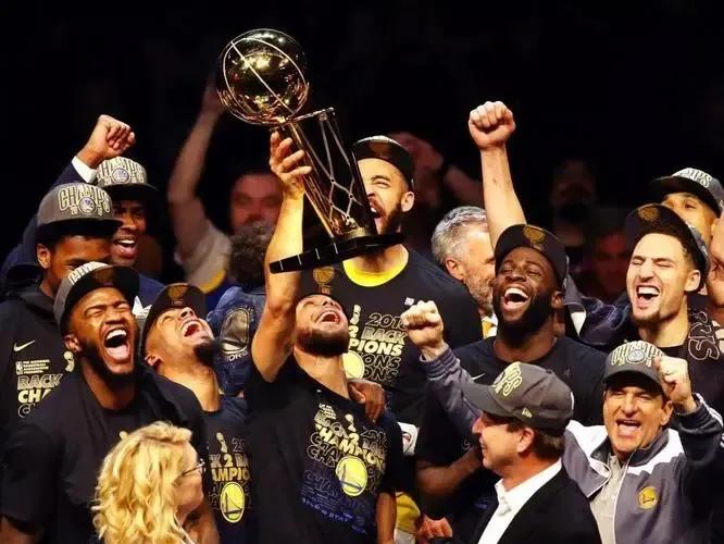 nba2017总冠军是谁(近20年NBA历届总冠军一览，热火、湖人平分秋色，勇士独占鳌头)