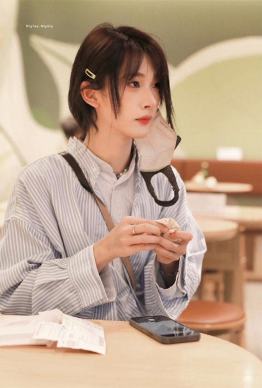 胡烨韬走机场照，眼妆真美，网友：求出个教程吧