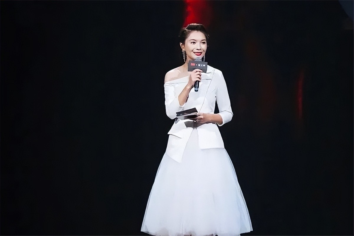 还记得主持人栗坤吗？如今她的近况如何？