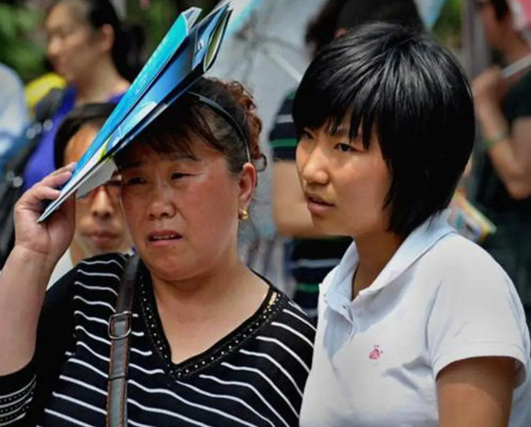 中考和高考当天，父母该不该“全程陪考”？大四学姐说出实话