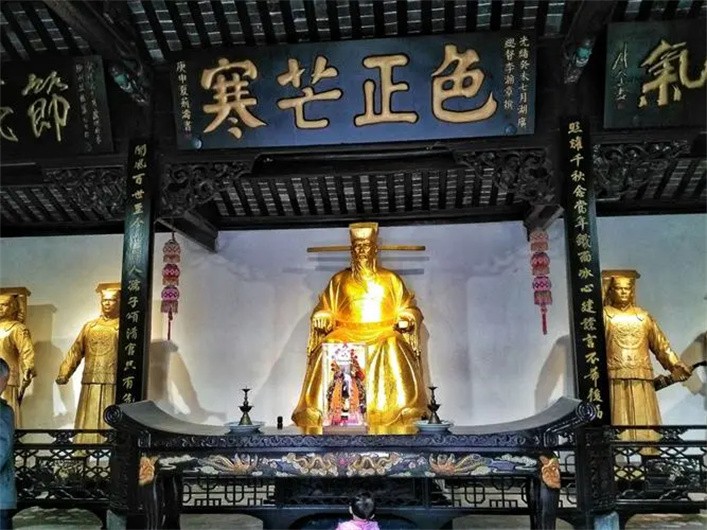包拯去世，子孙后代今何在？一个超级富豪，另一个默默守护祠堂
