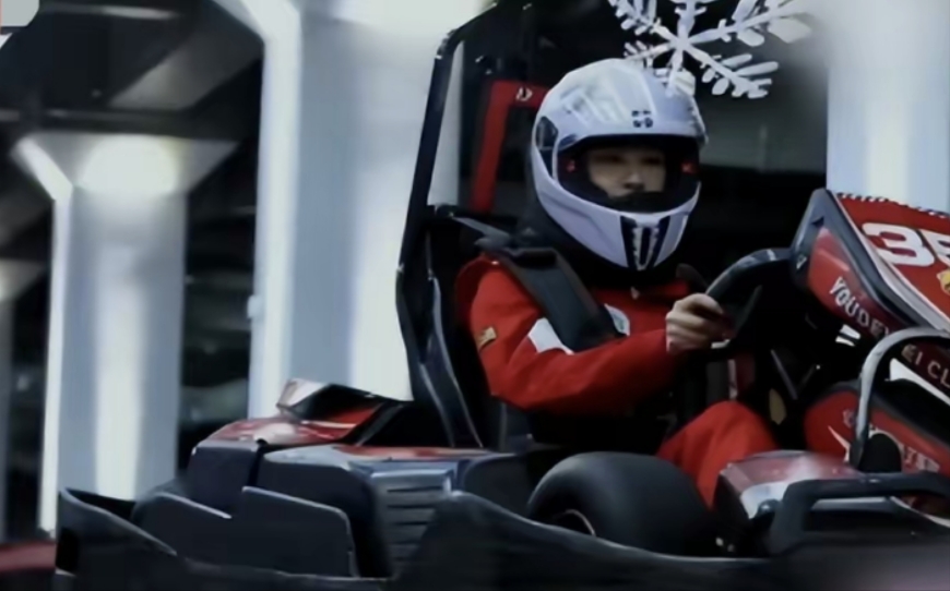 天下足球马凡舒（央视美女主持现身世界杯！身材苗条颜值吸睛，拒绝粉丝合影引热议）