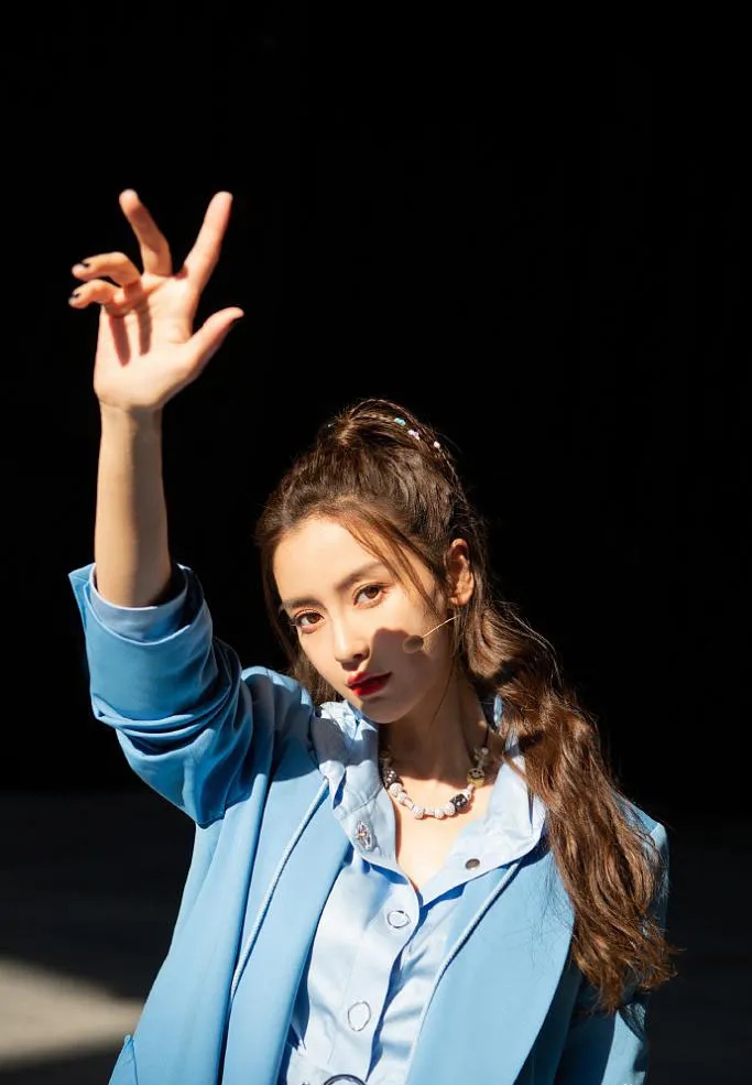 Angelababy杨颖西装外套酷酷的帅气