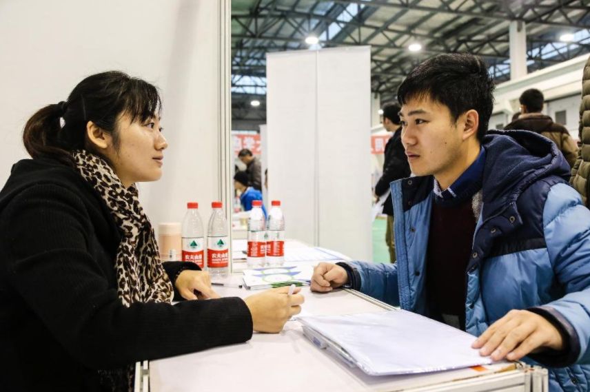 过来人坦言，毕业生签署“三方协议”需谨慎，不要太听老师的话