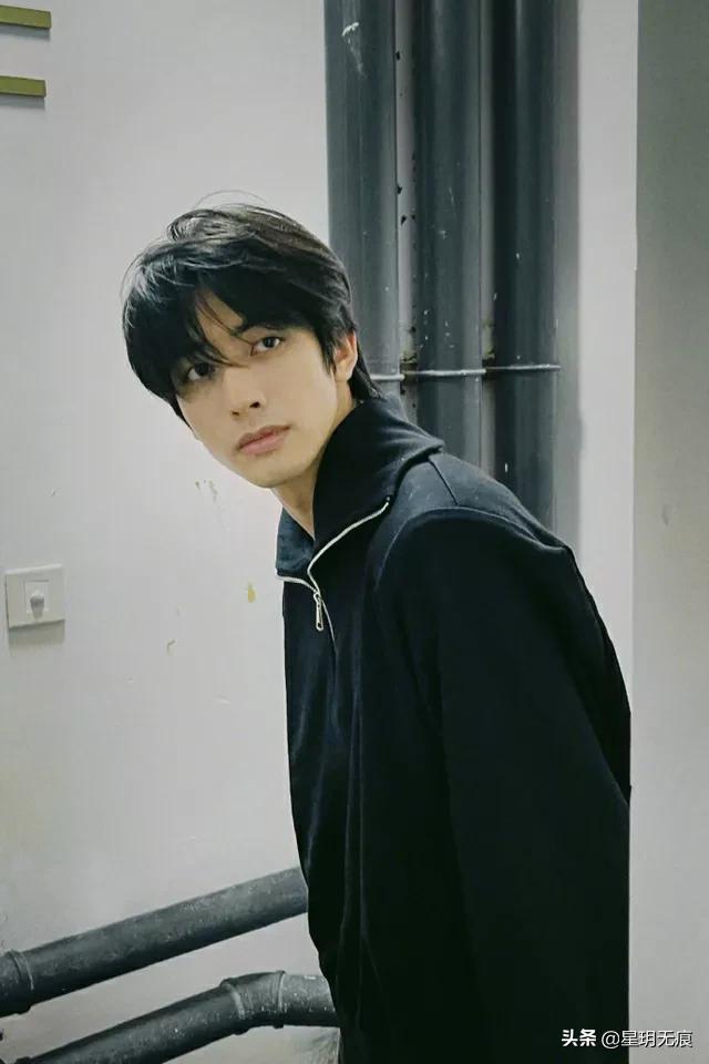 宋威龙晒九宫格随拍分享生活碎片 骑单车赏晚霞