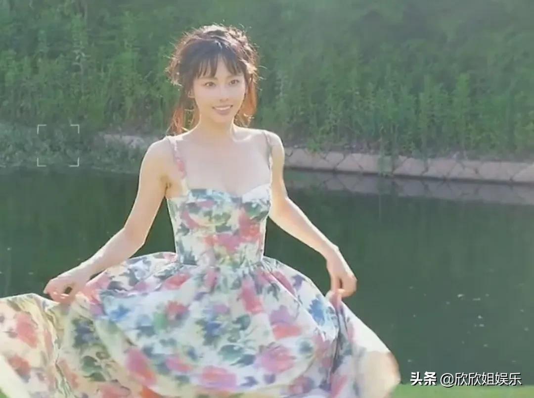 张嘉倪，身穿碎花裙，好漂亮啊