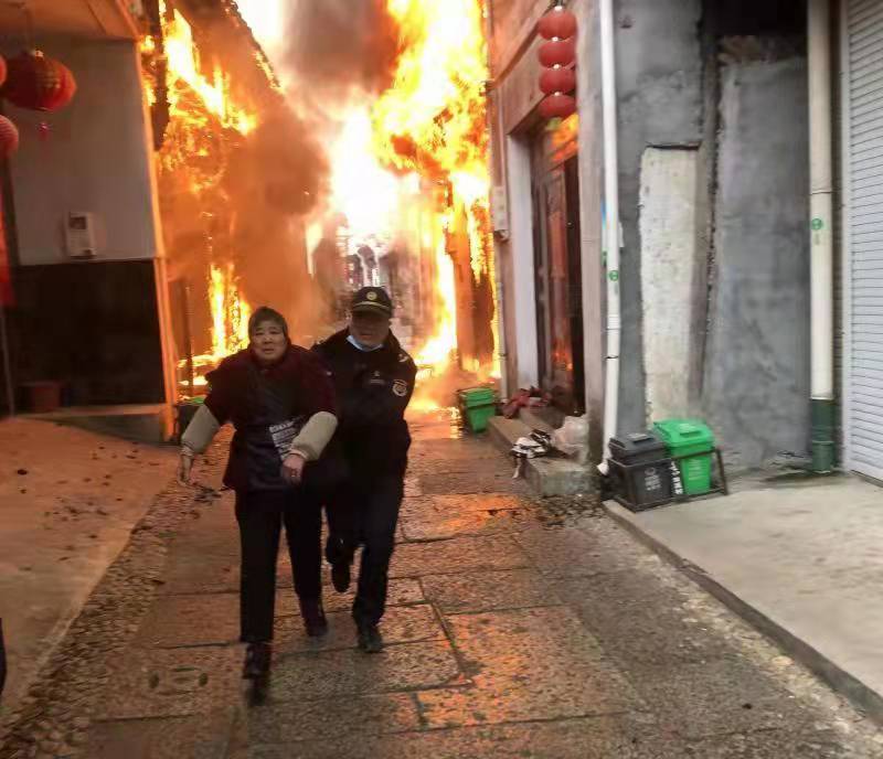 民房突发火灾 兰溪市执法队员勇闯火场救出八旬老人