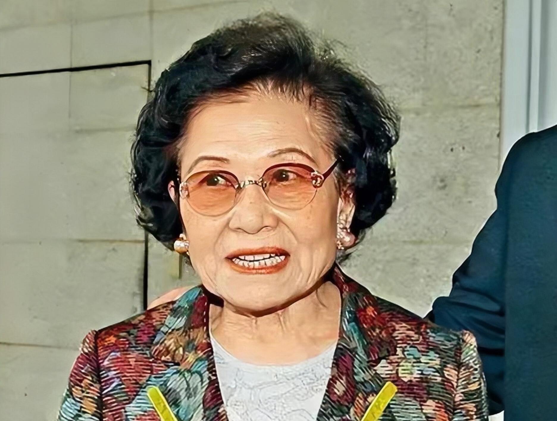 香港知名女首富孙子宣布结婚!妻子长相平凡,腹部凸起疑似怀孕