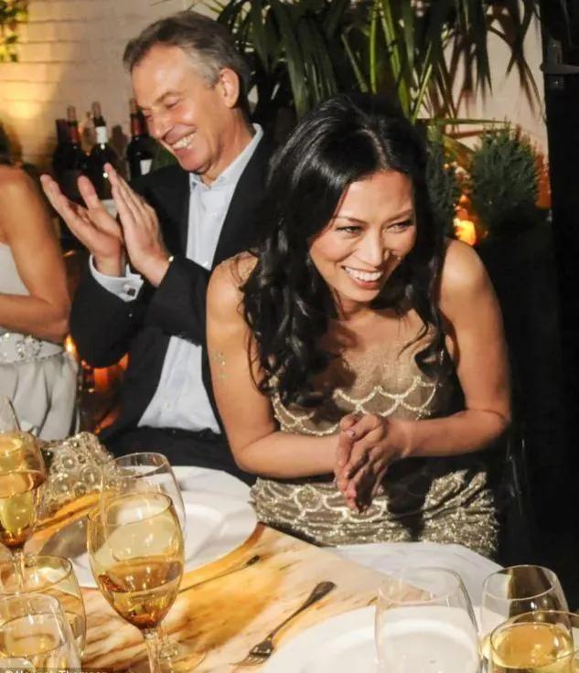 邓文迪91岁前夫默多克要离婚，妻子年轻时随身带婚纱求嫁摇滚巨星