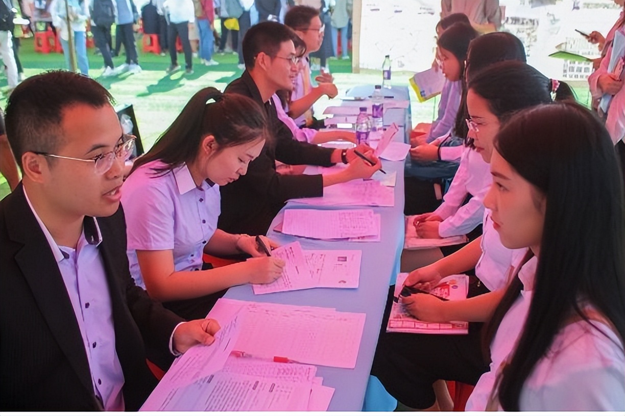 为啥毕业生就业愈发艰难？其实跟学生无关，主要问题出在高校教育