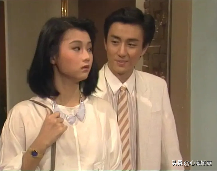 八十年代首部新加坡电视剧《人在旅途》，主题曲唱的是故事是活法