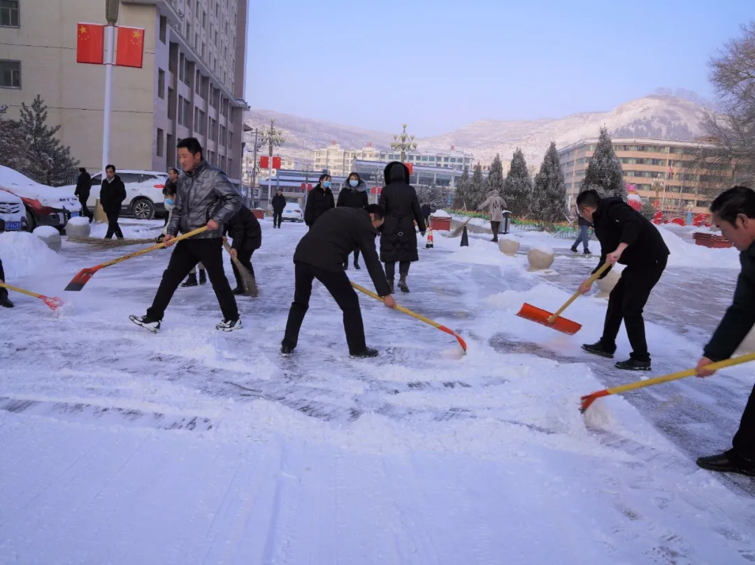 临潭：干部群众齐上阵 清扫积雪暖民心