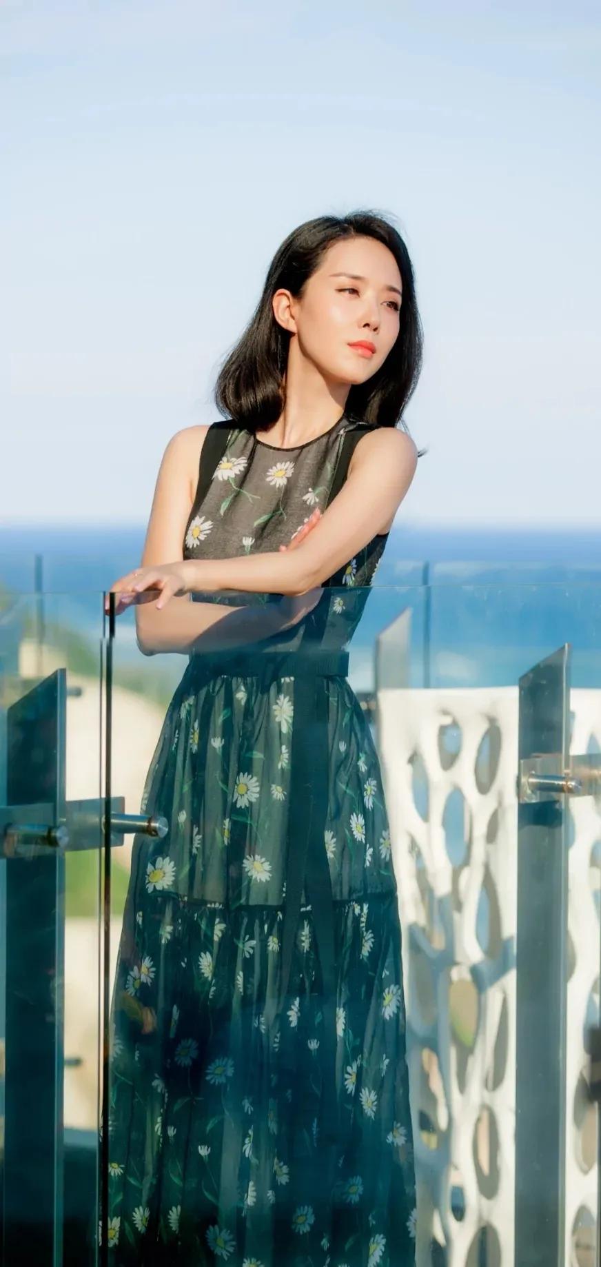 颜丹晨温柔对自己，打败时间，时尚又有女人味的美图合集