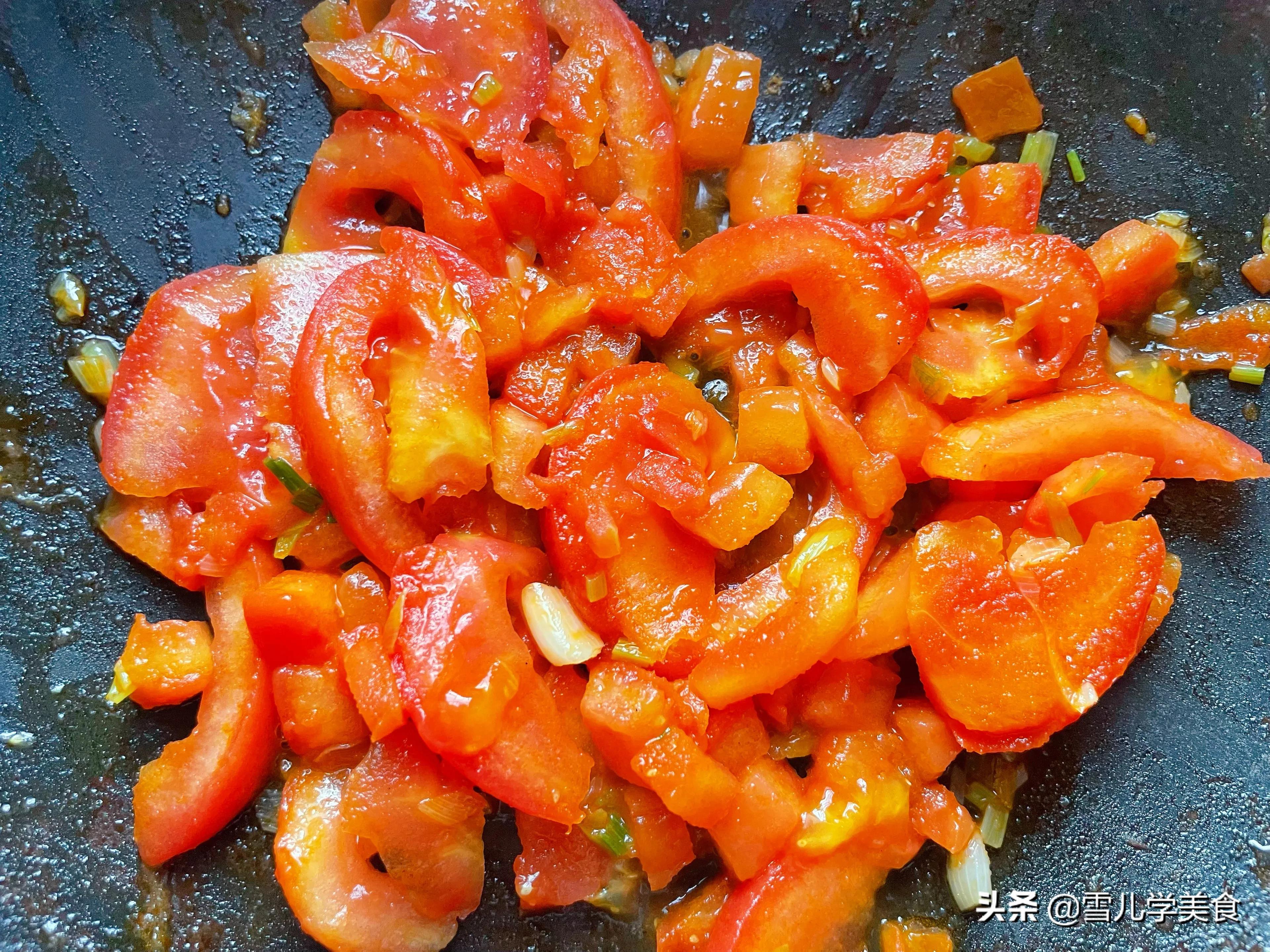 西红柿遇上肉片，汤汁酸香开胃，肉片滑嫩可口，别有一番滋味