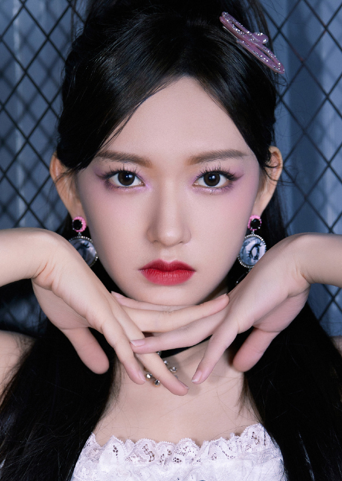 程潇身穿背心配皮裤酷飒有型,还绷着个脸,这叫摇滚甜心?