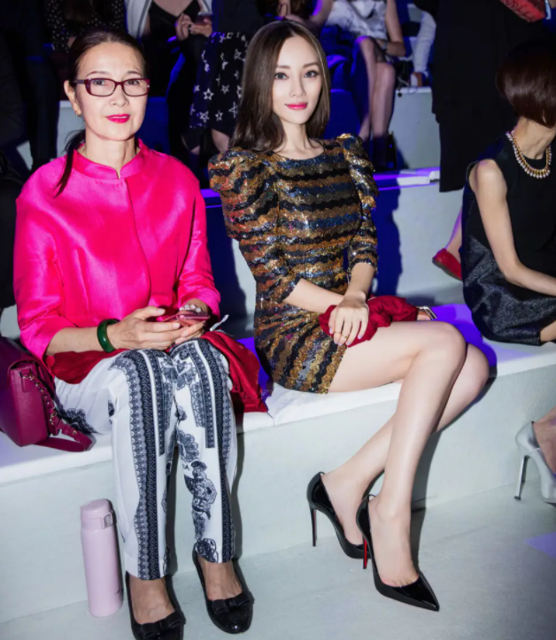 “上梁不正下梁歪”李小璐的婚姻悲剧的始作俑者，是她亲妈