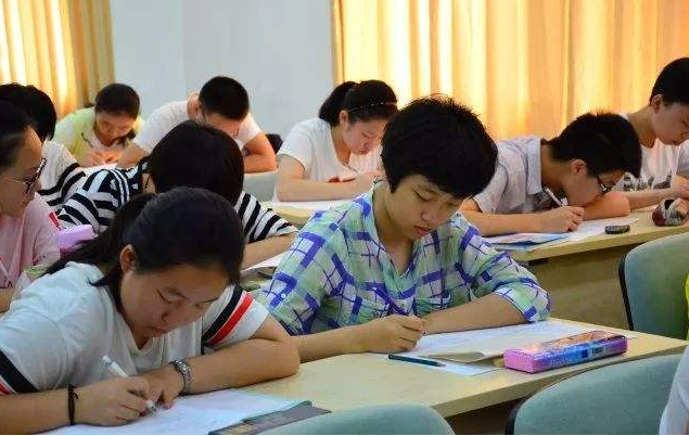 中考后要不要上初升高“銜接班”？班主任這樣說(shuō)，家長(zhǎng)：錢白花了