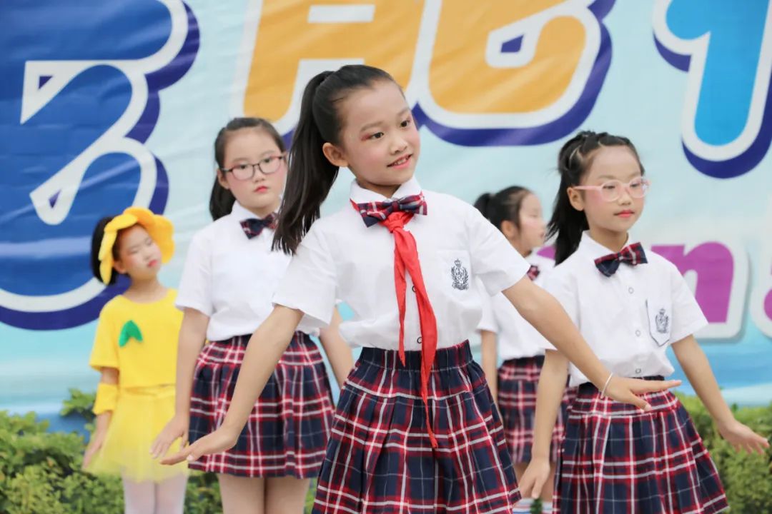 成都市双流区实验小学外国语学校兰花中队进行升旗仪式班级展示