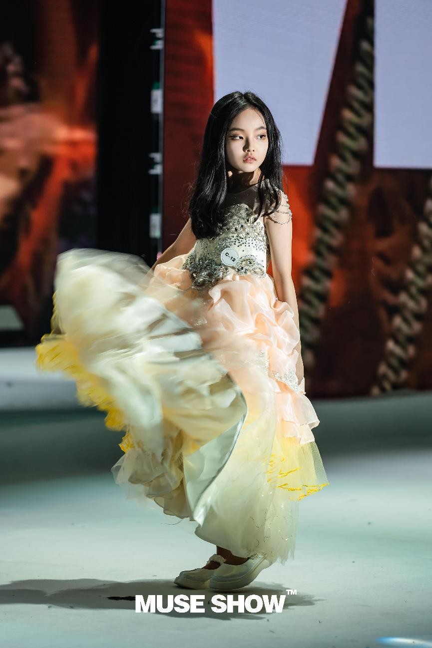 2022缪斯时尚盛典全国巡演济南站上演时尚大戏