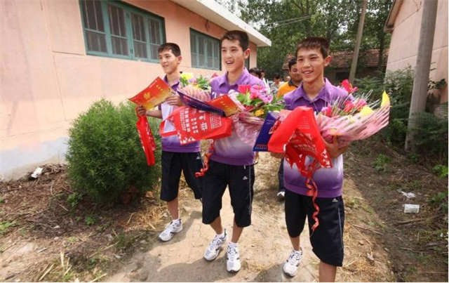 山东三胞胎同时考上同一大学，10年后同日成婚：爷爷盼着抱重孙