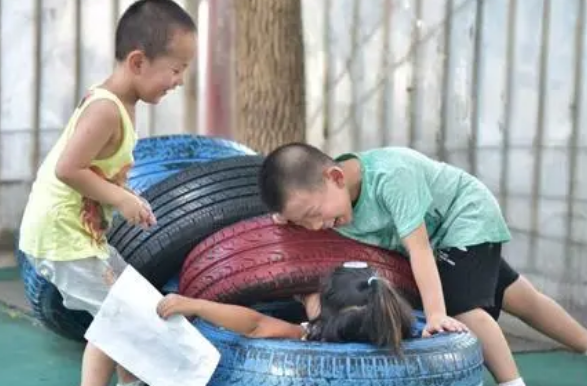 孩子在学校被欺负该“打回去”吗？父亲高情商反击，引家长称赞