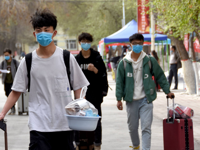 四川多所高校发布暂缓返校通知，大学生悲喜不同，大学的安排不同