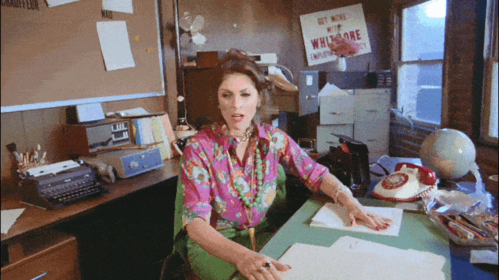 他找到了他的老板gladys whitmore(凯·帕克饰),当harry过来抱怨时,她