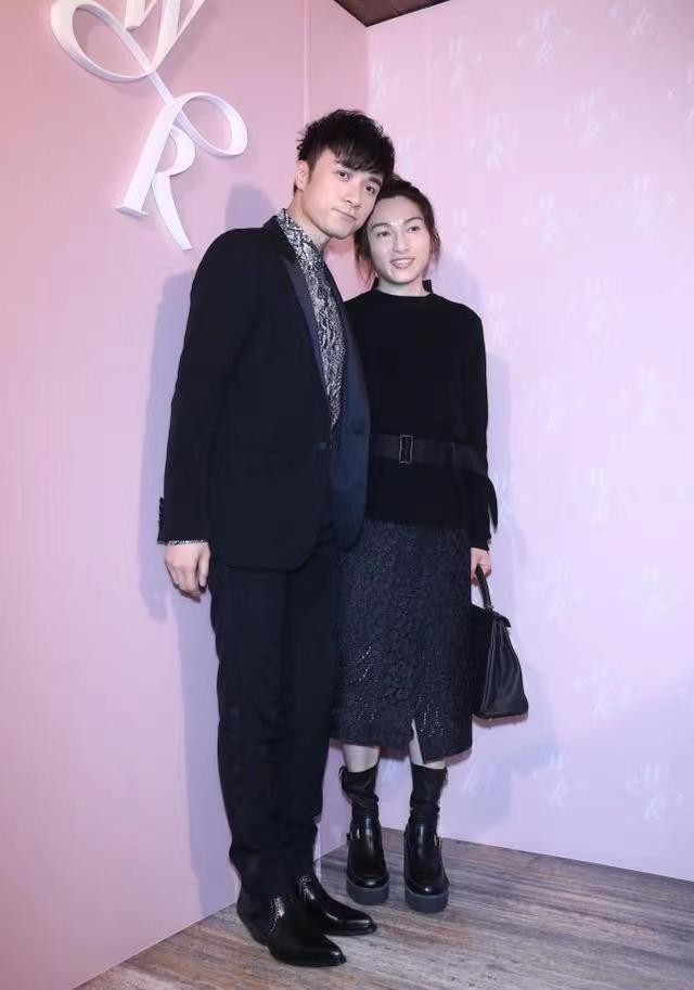 古巨基55岁妻子和林心如同框,打扮虽然低调朴素,但气质一点不差