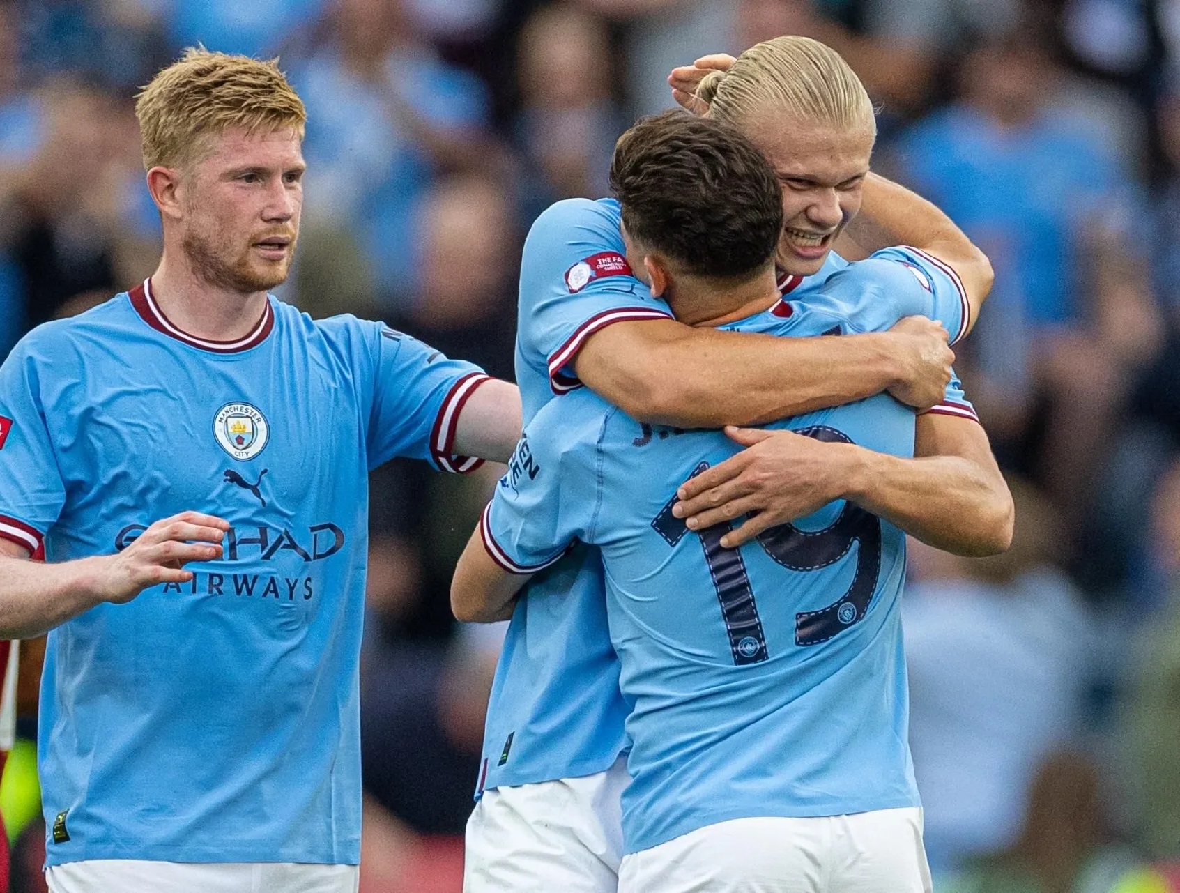 曼城1分优势登顶英超积分榜)