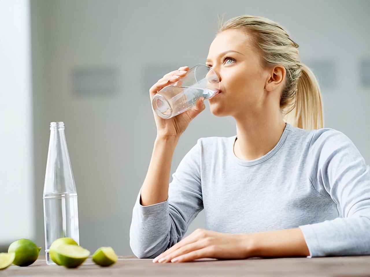 白开水放凉后喝下去，对身体有害？常喝65℃的水会致癌？一文讲清