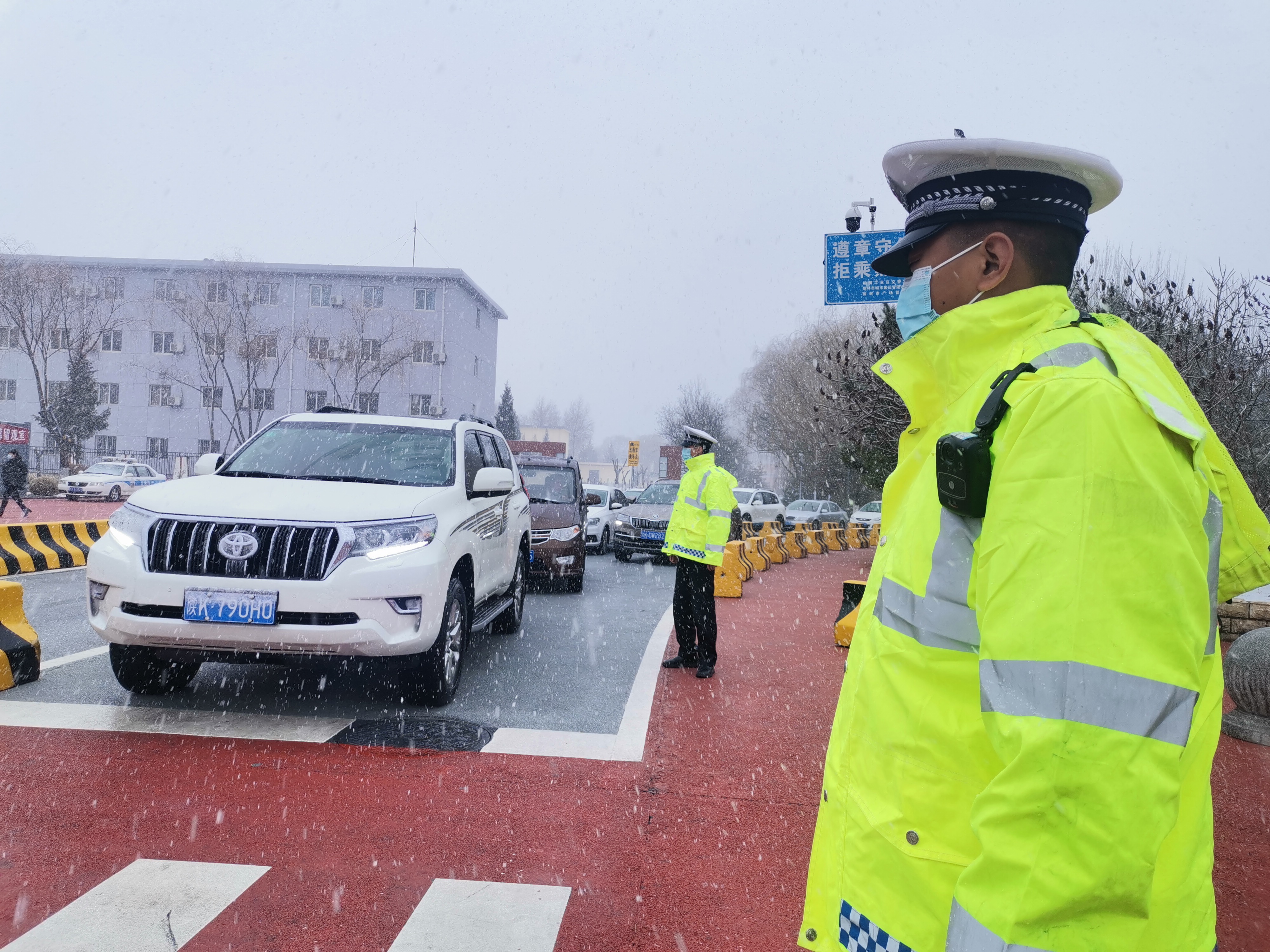 风雪春运路 延安铁警伴您同行