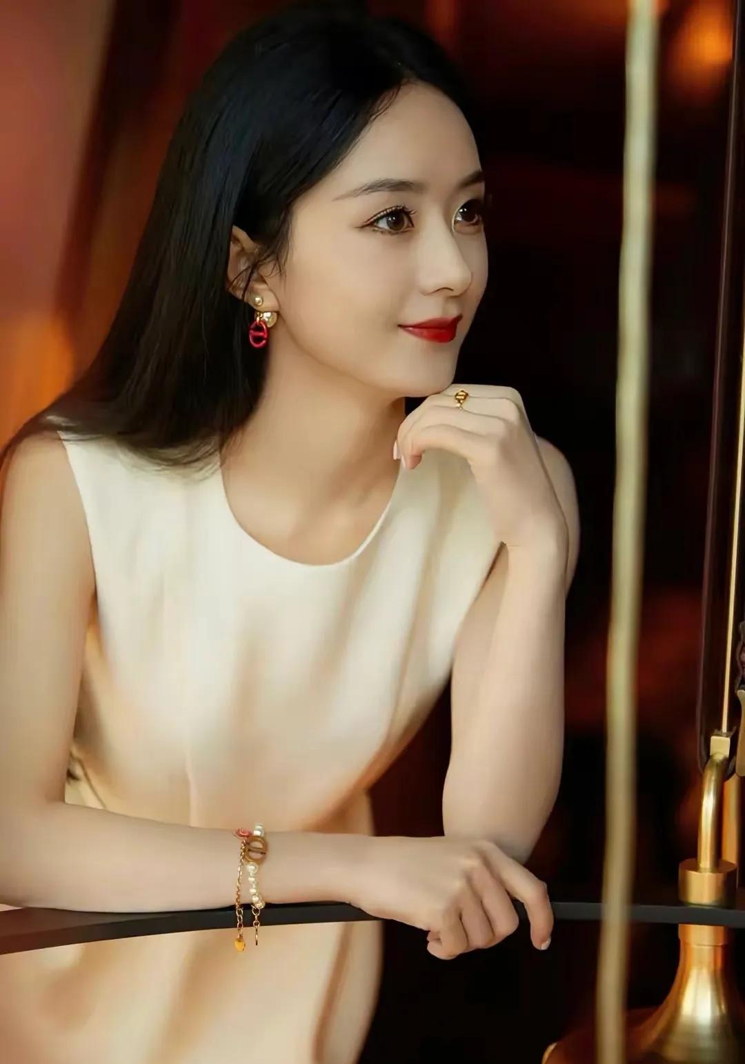 女星赵丽颖—巧笑嫣然，淡妆点缀，瓷肌红唇，漂亮的不像话