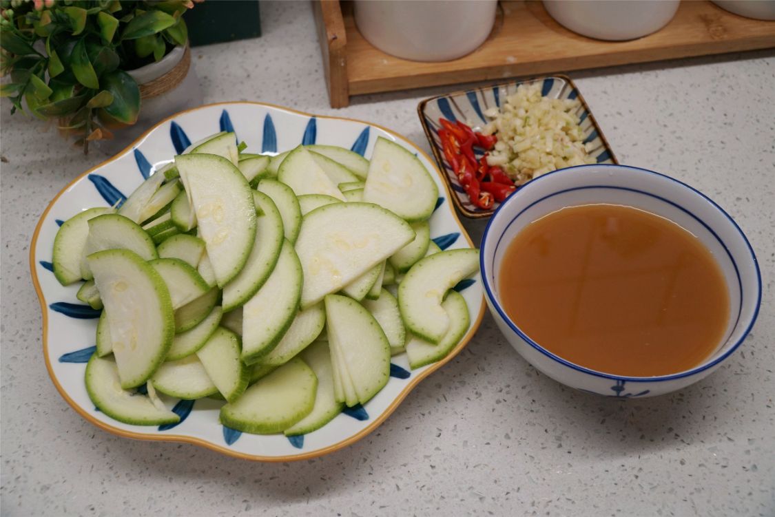 年夜饭的“拿手”素菜，西葫芦和鸡蛋一起炒，想不到的好吃，简单