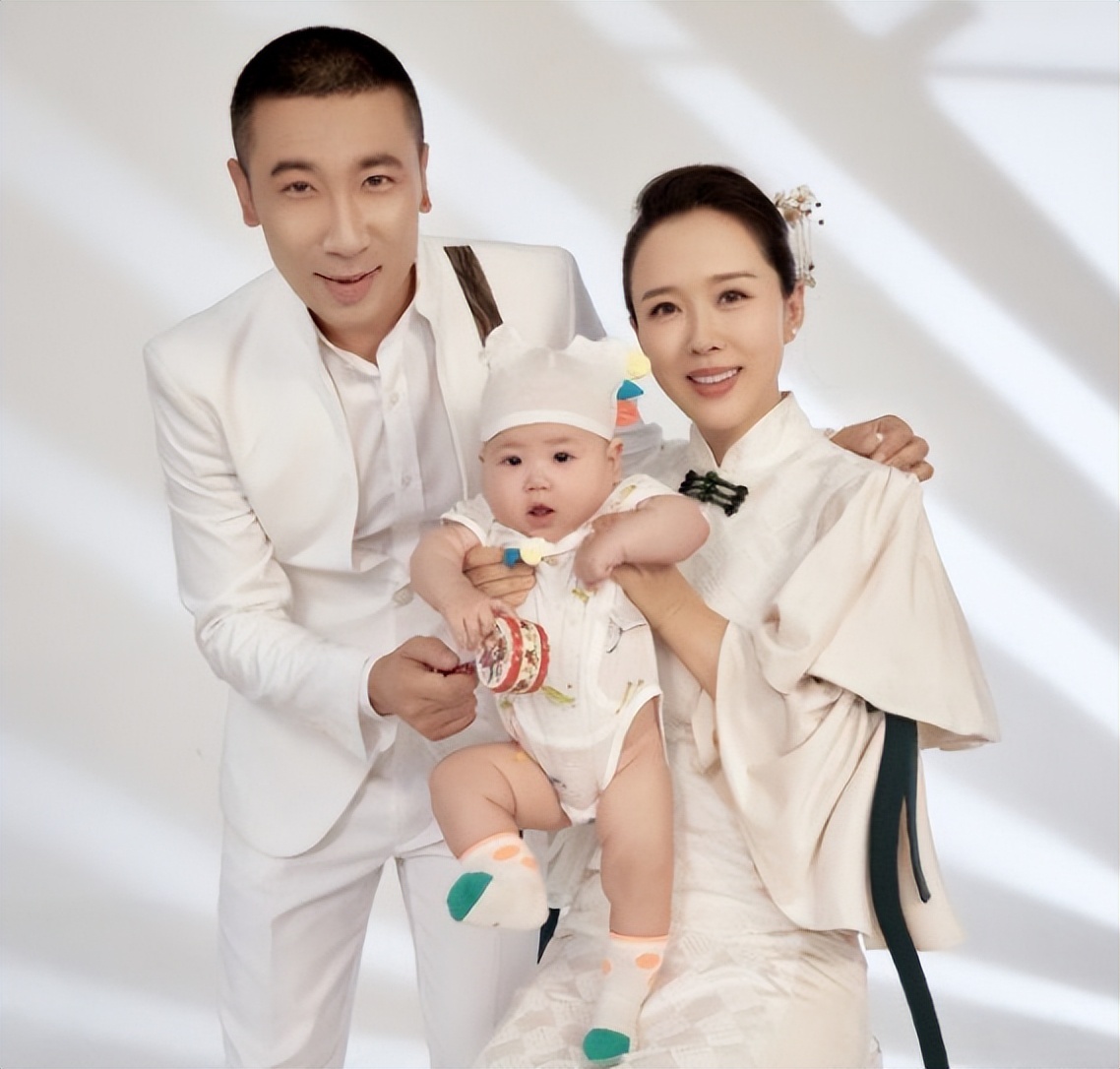 结语:颜丹晨结婚后,成了一个"十指不沾阳春水"的小女人,如今幸福美满.