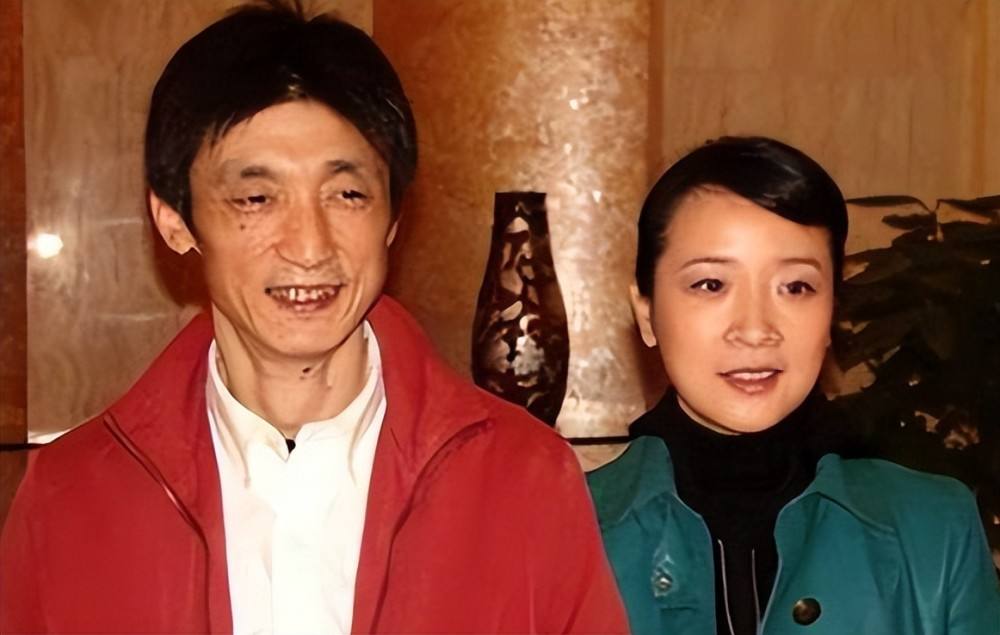 丈夫坐轮椅,她却屡次"牵手"小鲜肉,陈小艺为啥要这样做