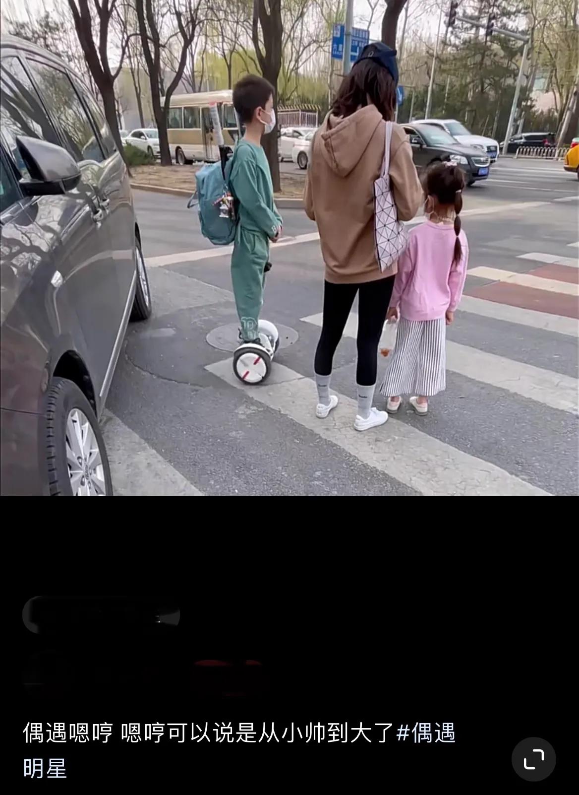 偶遇8岁嗯哼和“妹妹”街头等绿灯，背网球拍骑平衡车少年感满满