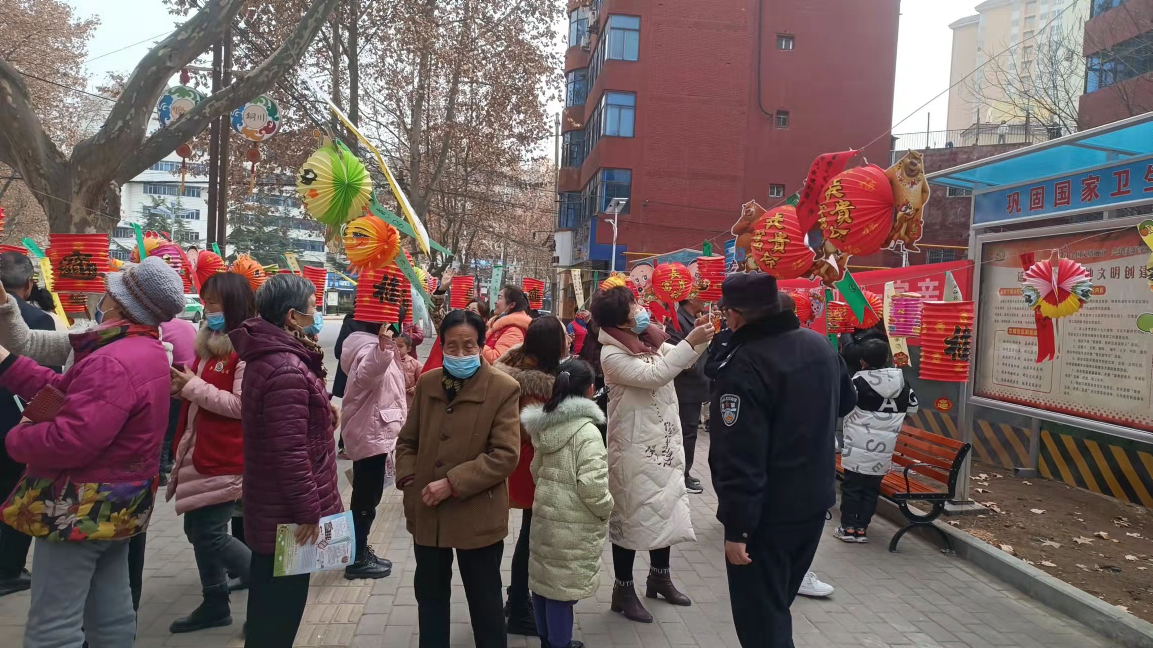 铜川公安印台分局三里洞派出所：闹元宵猜灯谜学习禁毒知识