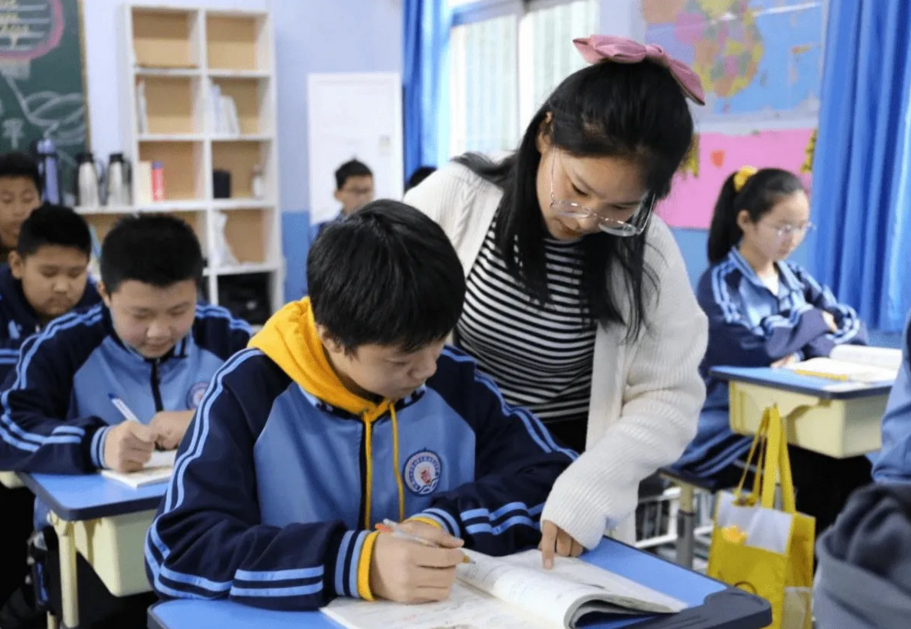 大中小学“暑假时间”公布，最长假期52天，学生心里乐开了花